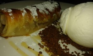 Apfelstrudel (el postre elegido es el clásico strudel de manzana con helado) y aplaude la mesa!!!