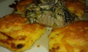 ñoquis de sémola (caserisímos!!! exquisitos!!!) gratinados acompañados de portobellos a la crema