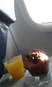 durante el vuelo de 2 horas que es hermoso cuando se ve el cruce de la Cordillera de Los Andes, te distraen con muffin y jugo de naranja