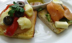 bruschettas (nunca faltan en una carta) tomate + pimiento rojo + aceitunas negras y muzzarella