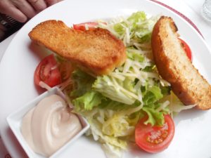 siempre presente la ensalada Cesar (versión con tostadas en vez de croutones y tomates...)