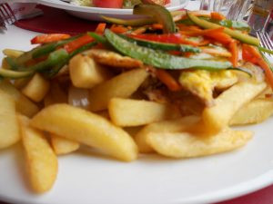 chorrillana vegetariana (papas fritas y verduritas: zapallitos, morrones de todos colores, zanahoria y cebollas) 