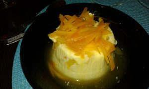 panna cotta con manzana y cascaritas y almibar de naranaja 