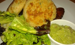 croquetas de pollo con con semillas, ensalada verde con curry, papas doradas y guacamole