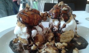 Profiteroles con helado de crema y salsa de chocolate.  Muy abundante.  Todo bien! El mozo no estaba muy informado acerca del plato, me costó bastante que me diga con qué helado venía, si se podía elegir, entre que gustos y si tenía alguna salsa, tanto si era uno o dos unidades...pero fué un dulce final...  