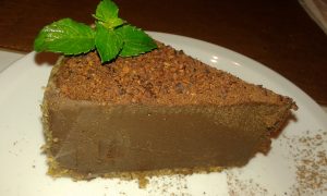 torta de chocolate (lo de arriba crocante es cáscara de cacao rallada) la base está hecha con frutas secas picadas, no tiene crema, ni manteca, pero es exquisita!