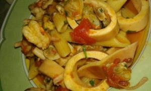 penne con frutos de mar